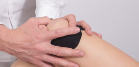 sports-physiotherapy-calvia-mallorca-sports-massage-on-knee