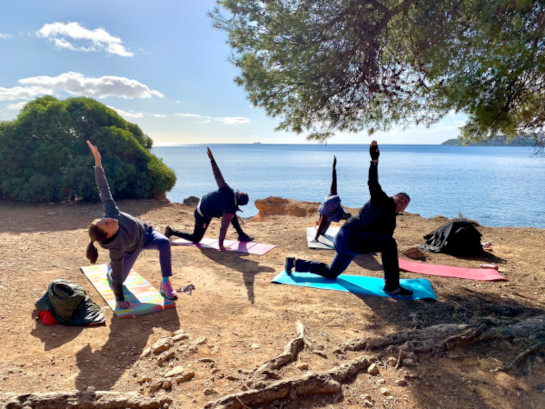 strength-and-conditioning-tennis-mallorca-adults-exercising-at-the-sea