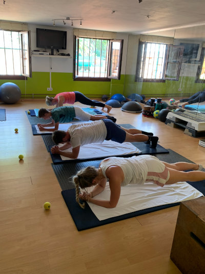 strength-and-conditioning-tennis-mallorca-adults-exercising